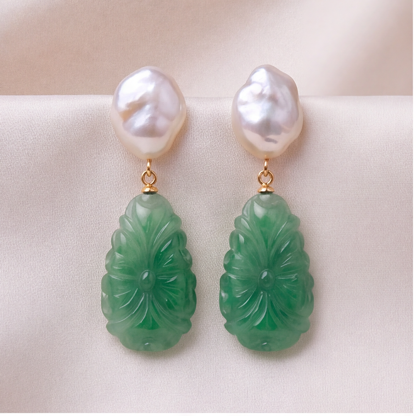 1786326320_71f42890-1 Baroque Pearl and Carved Jade Drop Earrings - 图片 1