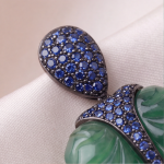 Carved Jade Leaf Earrings with Blue Sapphire Pave - 图片 6