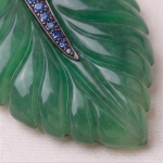 Carved Jade Leaf Earrings with Blue Sapphire Pave - 图片 5