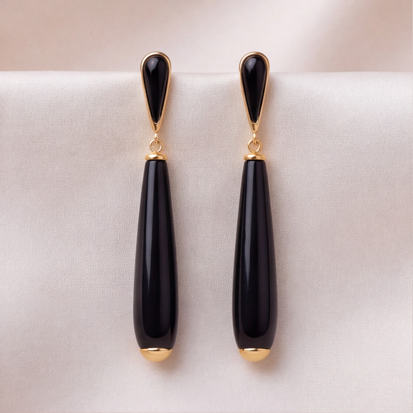 1786326433_38bd8eb2-1 Black Onyx Elongated Drop Earrings in Gold Tone - 图片 1