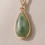 Green Jade Teardrop Earrings with Sculpted Gold Hook - 图片 3