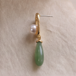 Pearl and Jade Teardrop Earrings with Hammered Gold Frame - 图片 6