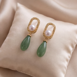 Pearl and Jade Teardrop Earrings with Hammered Gold Frame - 图片 3