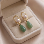 Pearl and Jade Teardrop Earrings with Hammered Gold Frame - 图片 2