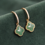 Jade Four-Leaf Clover Huggie Earrings - 图片 2