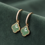 Jade Four-Leaf Clover Huggie Earrings - 图片 4