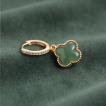 Jade Four-Leaf Clover Huggie Earrings - 图片 9