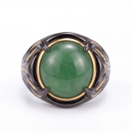 Domed Green Jade Ring with Two-Tone Flame Detail - 图片 3