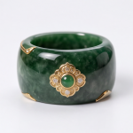 Carved Deep Green Jade Band Ring with Gold Floral Medallion - 图片 7