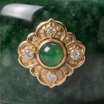 Carved Deep Green Jade Band Ring with Gold Floral Medallion - 图片 9