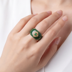 Carved Deep Green Jade Band Ring with Gold Floral Medallion - 图片 8