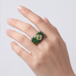 Carved Deep Green Jade Band Ring with Gold Floral Medallion - 图片 5
