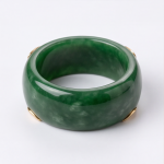 Carved Deep Green Jade Band Ring with Gold Floral Medallion - 图片 4