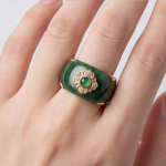 Carved Deep Green Jade Band Ring with Gold Floral Medallion - 图片 2