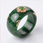 Carved Deep Green Jade Band Ring with Gold Floral Medallion - 图片 3