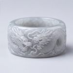 Carved Dragon Wide Band Ring in Pale Grey-White Jade - 图片 3