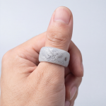 Carved Dragon Wide Band Ring in Pale Grey-White Jade - 图片 4