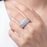 Carved Dragon Wide Band Ring in Pale Grey-White Jade - 图片 2
