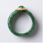 Deep Green Jade Band Ring with Gold Scrollwork Medallion - 图片 4