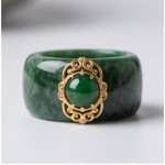 Deep Green Jade Band Ring with Gold Scrollwork Medallion - 图片 3