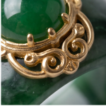 Deep Green Jade Band Ring with Gold Scrollwork Medallion - 图片 10
