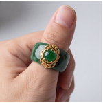 Deep Green Jade Band Ring with Gold Scrollwork Medallion - 图片 2