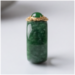 Deep Green Jade Band Ring with Gold Scrollwork Medallion - 图片 9