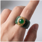 Deep Green Jade Band Ring with Gold Scrollwork Medallion - 图片 5