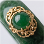 Deep Green Jade Band Ring with Gold Scrollwork Medallion - 图片 6