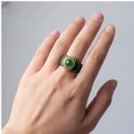Deep Green Jade Band Ring with Gold Scrollwork Medallion - 图片 8