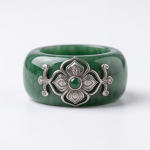 Deep Green Jade Band Ring with Silver Quatrefoil Medallion - 图片 3