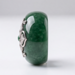 Deep Green Jade Band Ring with Silver Quatrefoil Medallion - 图片 4