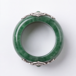 Deep Green Jade Band Ring with Silver Quatrefoil Medallion - 图片 6