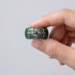 Deep Green Jade Band Ring with Silver Quatrefoil Medallion - 图片 7