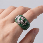 Deep Green Jade Band Ring with Silver Quatrefoil Medallion - 图片 5