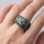 Deep Green Jade Band Ring with Silver Quatrefoil Medallion - 图片 2