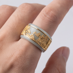 Pale Jade Wide Band Ring with Gold Landscape Relief Panel - 图片 8