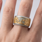 Pale Jade Wide Band Ring with Gold Landscape Relief Panel - 图片 5
