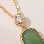 Elongated Green Jade Bar Pendant Necklace in Gold Tone - 图片 3