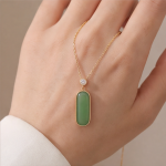 Elongated Green Jade Bar Pendant Necklace in Gold Tone - 图片 5