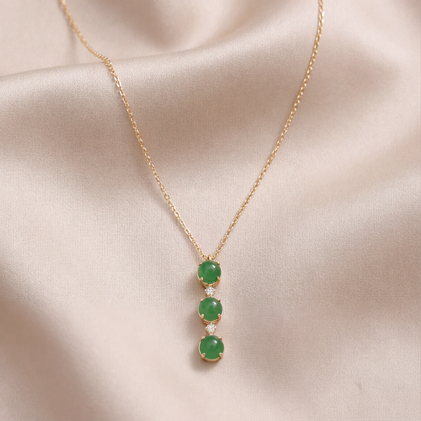1786354910_8249b477-1 Graduated Green Jade Three-Stone Drop Necklace in Gold Tone - 图片 1