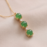 Graduated Green Jade Three-Stone Drop Necklace in Gold Tone - 图片 5