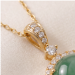 Round Jade Cabochon Halo Pendant Necklace in Gold Tone - 图片 8