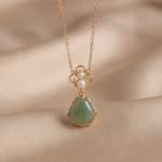 Organic Jade Cabochon Pendant Necklace with Pearl Clover Motif - 图片 6