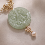 Carved Jade Disc Necklace with Pearl Stations and Filigree Bow - 图片 6