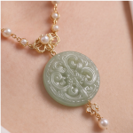 Carved Jade Disc Necklace with Pearl Stations and Filigree Bow - 图片 8