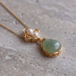 Jade Teardrop Pendant Necklace with Triple Pearl Scroll Motif - 图片 4
