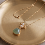 Jade Teardrop Pendant Necklace with Triple Pearl Scroll Motif - 图片 3