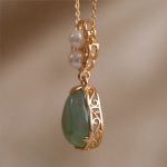 Jade Teardrop Pendant Necklace with Triple Pearl Scroll Motif - 图片 6
