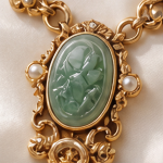 Carved Jade Cabochon Pendant on Chunky Gold Curb Chain - 图片 3